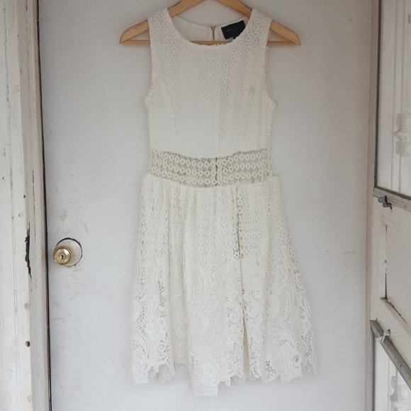 White dress - Picture 2 of 4